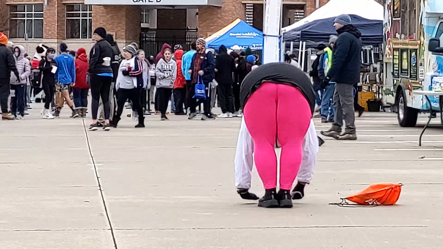 Nothing to see here. Just some typical pre-race stretches in hot pink pants.